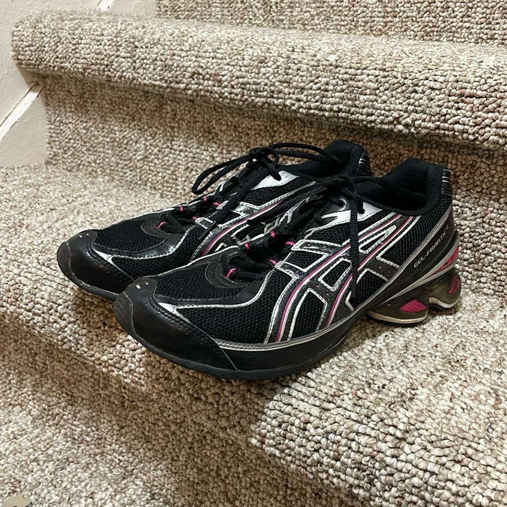 Tennis shoes